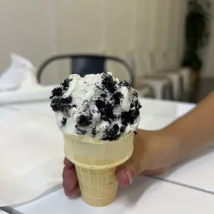 a hand holding an ice cream cone