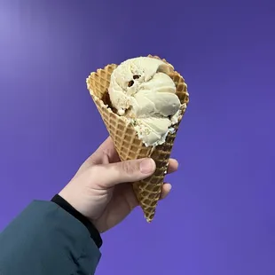 Pretzels ice cream topped with coffee scoop