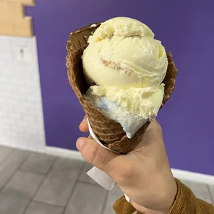 Marshmallow scoop topped with coconut almond
