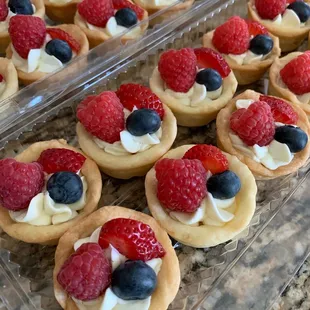 Fresh berry cheesecake tarts
