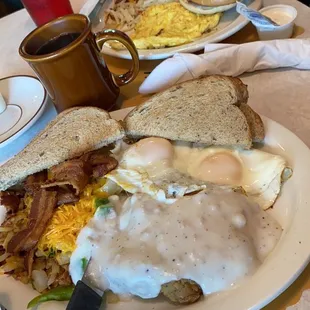a plate of breakfast food