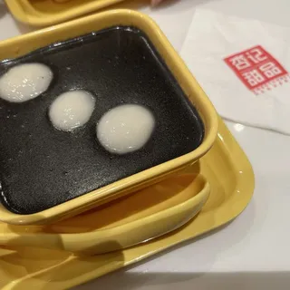 Sesame Soup with Sasame Rice Balls