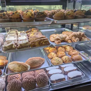 Muffins, cookies, scones, bigotes, bouillon, concha, sweet toast