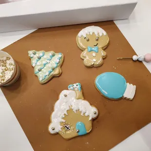 I call them... Happy  Accidents  Example A  My gingerbread man now has a prosthetic leg.  #royalicingclass #leveluplou #sweetjunebakery