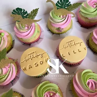 Amazing Dino cupcakes Pink and green for a double boy girl birthday party !