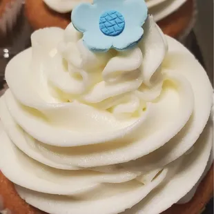 A simply decadent vanilla cupcake!!