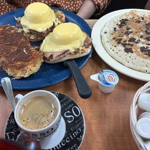 a plate of breakfast food