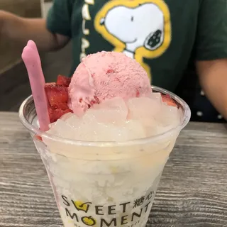 Snowflake cup with Strawberry