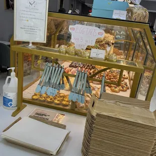 Grab a pastry sheet, tray and tongs to have your own way with delicate desserts!