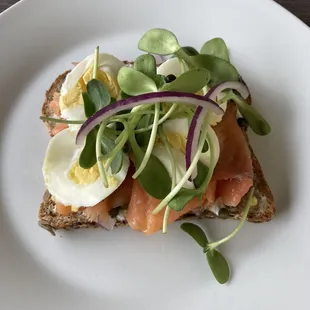 Smoked salmon toast