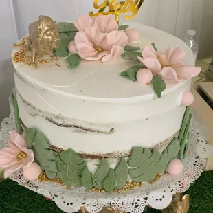We purchased the half naked cake banana bread with banana filling for my baby shower and my sister in law decorated it. Everyone loved it.