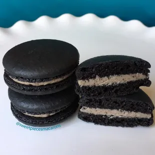 Cookie and cream macaron