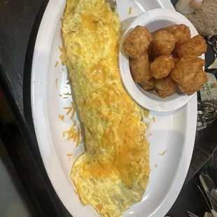 Omelette, tater tots