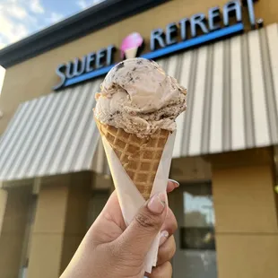 1 scoop of Oreo Cookie in a waffle cone