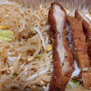 Crispy chicken pad Thai