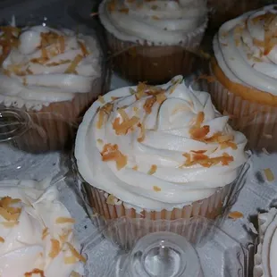 Malibu Rum Jazzi-Cakes with Roasted Coconut