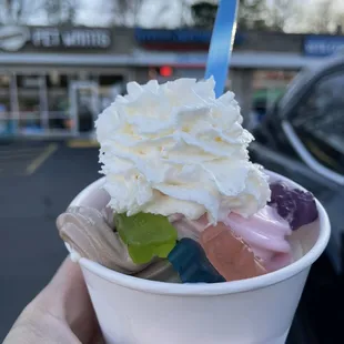 Flavors: cheesecake, milk chocolate and strawberry. Whipped cream and gummies as toppings in this medium fro yo!
