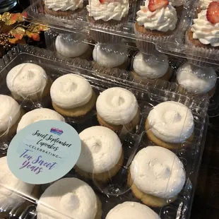 Delicious vanilla cupcakes and strawberry!