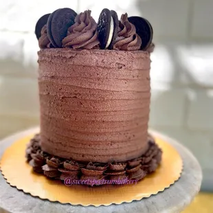 a chocolate cake with oreo cookies on top
