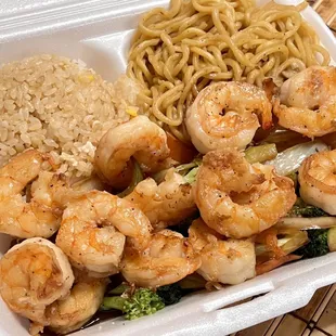 *:｡ﾟPerfectly plump shrimp! Excellent #HibachiShrimp w/sautéed vegetables, simple fried rice and noodles *:｡ﾟ@SweetSushi&amp;Grill