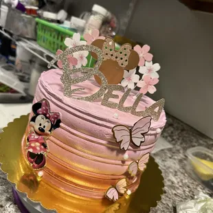 Pastel Minnie Mouse vainilla con relleno de Nutella
(20 porciones)