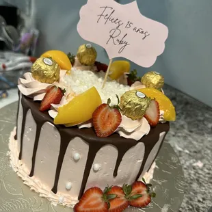 Pastel de chocolate húmedo relleno de ganache de chocolate y fresas (15 porciones)