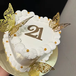 Pastel sabor tres leches rellenos de duraznos con crema para un aproximado de (12 porciones). Pastel estilo vintage