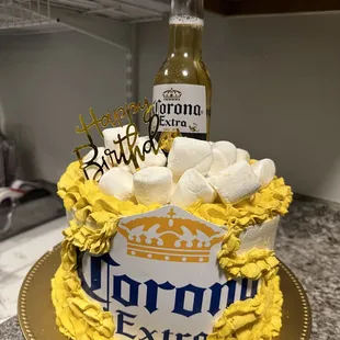 Pastel con temática de CORONA chocolate húmedo relleno de fresas