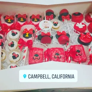 Dessert table Minnie Mouse Black &amp; White theme.