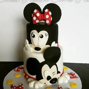 a minnie mouse cake