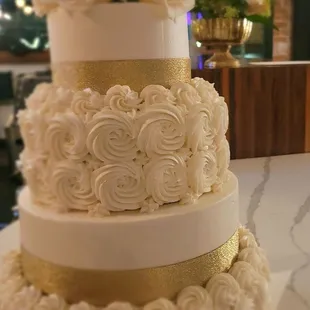 Rosettes and gold, winter evening wedding