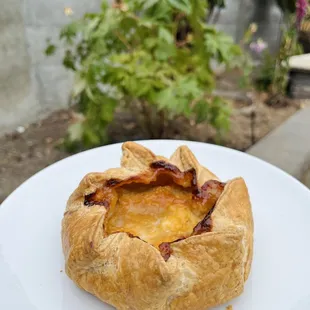 Mango and raspberry tart with cream cheese
