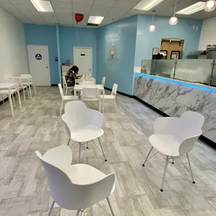 02.14.23 Good amount of seating. Waaay I'm the back were some games like Jenga!