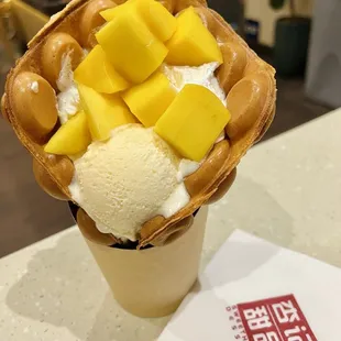 Mango &amp; vanilla ice cream eggette