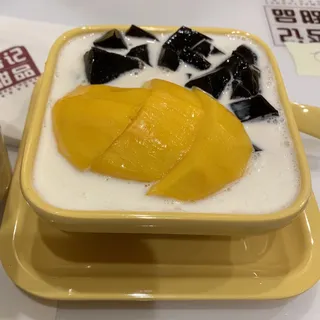 Grass Jelly and Vanilla Ice Cream with Vanilla Frost