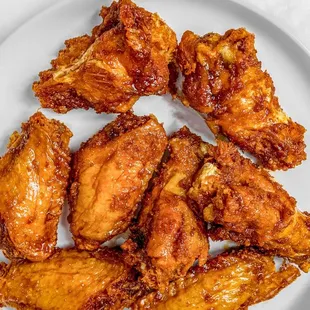 ows a plate of chicken wings
