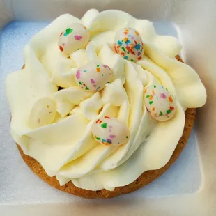 Who doesn't like Easter themed jelly beans on a frosted sugar cookie?