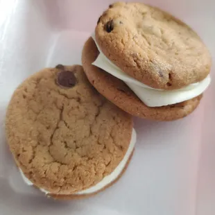 2 smidgie sandwich cookies