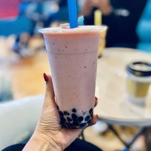 Strawberry banana smoothie with tapioca