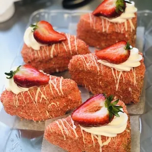 Strawberry Shortcake Crunch Cheesecake