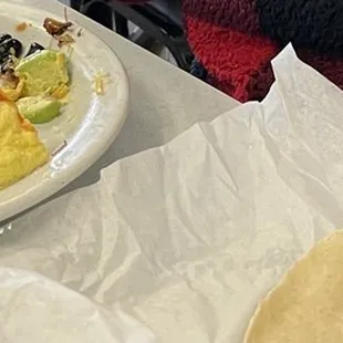 Carnitas omelet with flour tortillas.