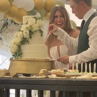 Wedding cake , cupcakes and cake pops  May 2024