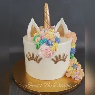 Such a pretty unicorn smash cake.