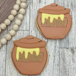 a cookie with a honey pot on it