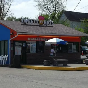 a blue building with a sign that says sweet&apos;s eat&apos;s