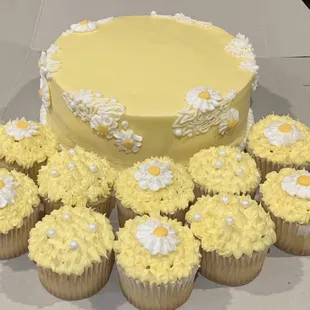 Anniversary cake, that resembles wedding cake from 40 years ago.