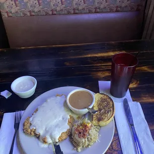 Chicken Fried Steak, Pinto Beans, Mashed Potatoes (AMAZING), Texas Toast and a lil' extra gravy. Awesome Ice Tea.