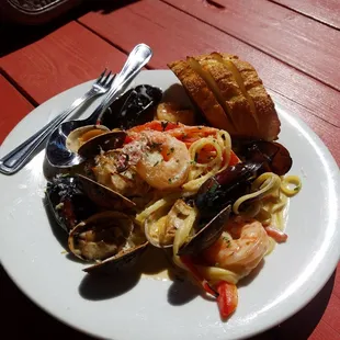 That seafood linguini tho....