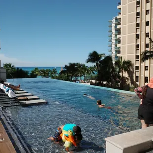 Very nice infinity pool, but be prepared for very cold water in the pool!