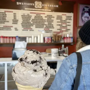 Single plain cone Cookies &amp; Cream